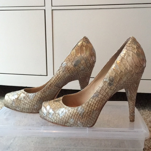 Joan & David peep to pumps - Picture 3 of 4